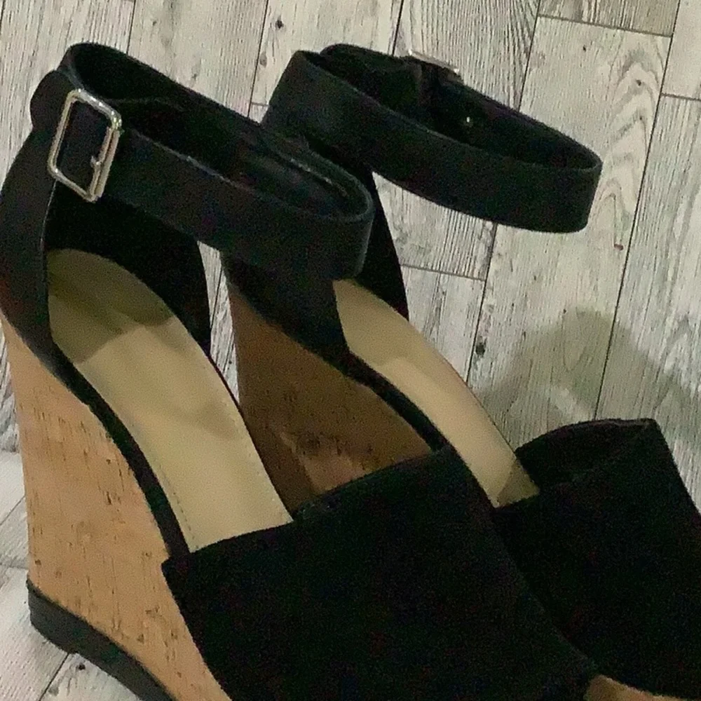 Marc Fisher “Hillory” black wedge summer sandal size 9.5 - Picture 2 of 7